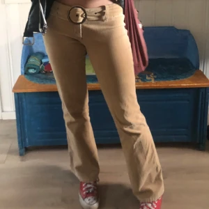 Bootcut byxor - jättefina bootcut byxor i manchester material! väldigt stretchiga och bekväma! jättesnyggt bälte till! låga i midjan. midjemått: 39cm (som sagt väldigt stretchiga) innerbenslängd: 76cm