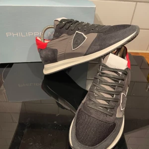 Philippe Model trainers - Säljer ett par Philippe Model sneakers i mycket bra skick. Nästan helt oabdvända. Säljer pga dom är för stora för mig. Box dustbag och kort kommer med 