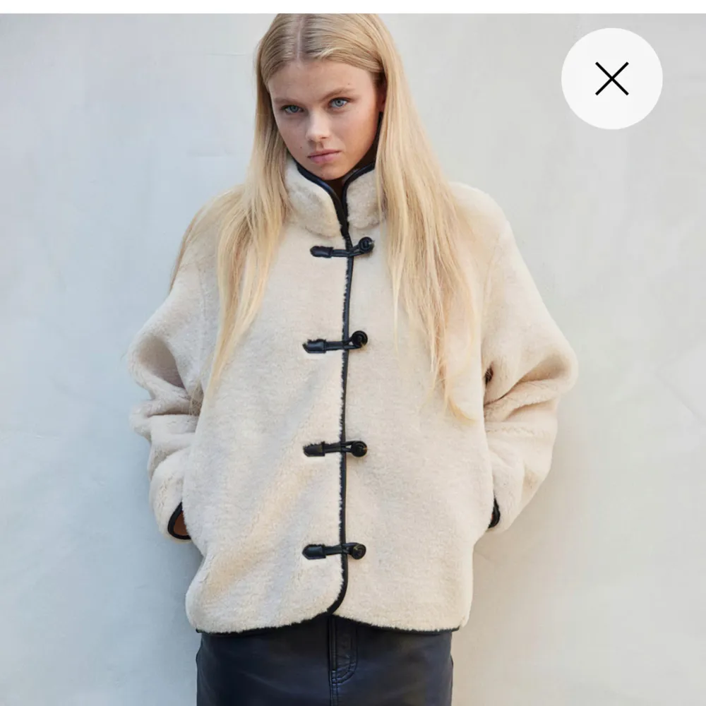 Säljer en supermysig beige teddyjacka med svarta knappar och kantdetaljer. Jackan har en loose passform och är perfekt för höst och vinter. Den är långärmad och gjord i ett mjukt material som håller dig varm och stilren. Perfekt för både vardag och fest! ÄR SLUTSÅLD ÖVERALLT💘💘💘. Takit.