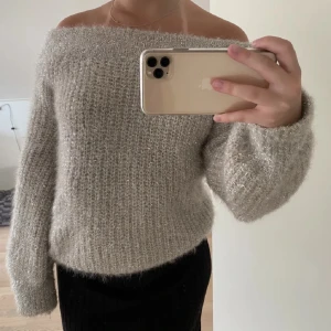 Beige offshoulder stickad tröja - Super fin o mysig glittrig tröja, bra skick o passar xs-s🥰!(första bilden e lånad)