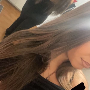 Svart offshoulder topp - Säljer en snygg svart offshoulder topp som passar perfekt till både vardag och fest. Toppen har en tight passform och är superbekväm. Perfekt för att styla med jeans eller kjol för en chic look. Hör av dig vid intresse!