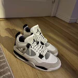 Air jordan 4 military black - Skorna är i mycket bra skick. Skorna är använda 2-3 gånger så de är smutsiga på undersidan. 