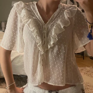 Zara blus - Superfin volangblus från zara. Endast använd ett fåtal gånger så i mycket fint skick. 💞