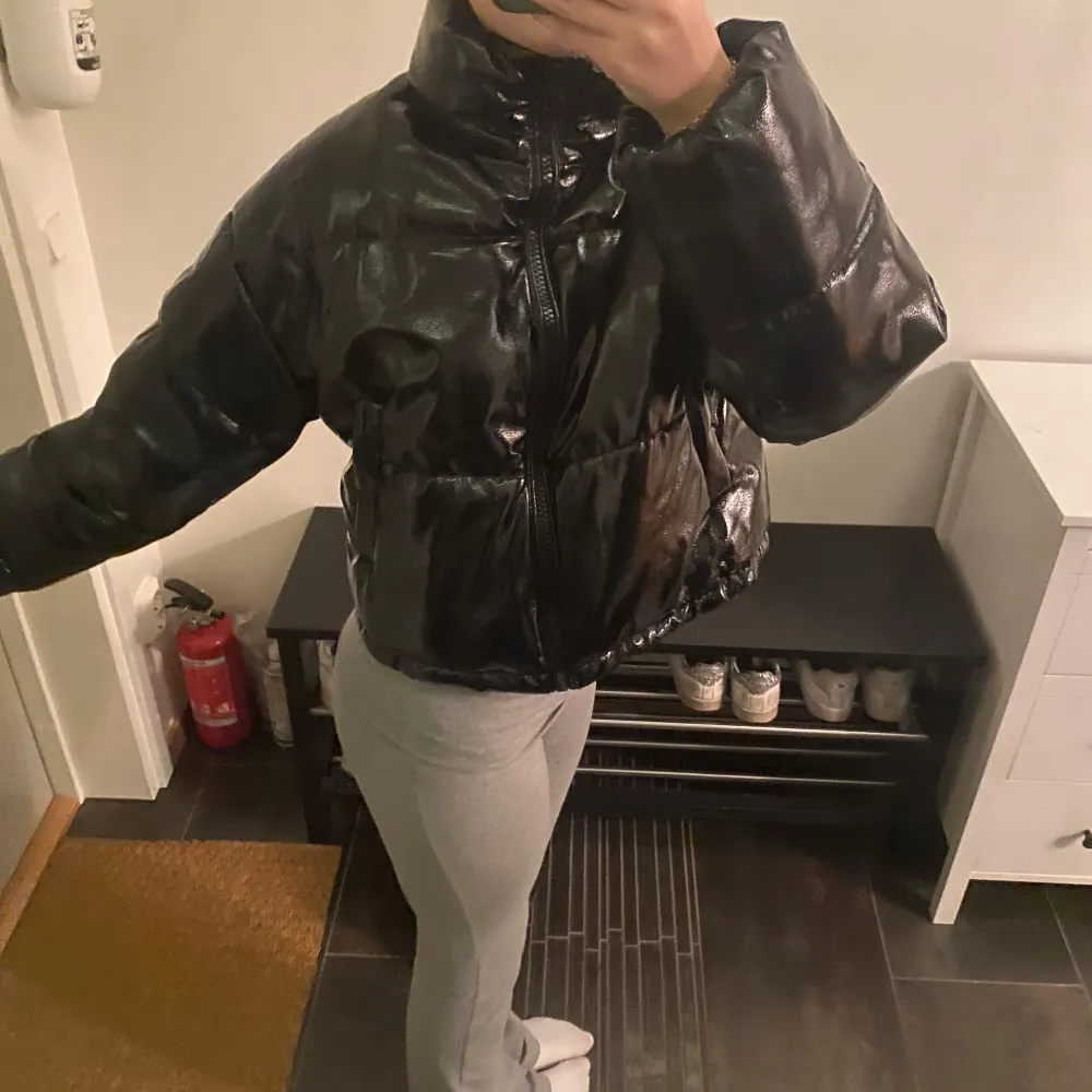 En super cool glansig varm vinterjacka utan luva men med dragkedja o fickor utan dragkedja nästan helt oanvänd haft den max 3 gånger väldigt fin. Takit.