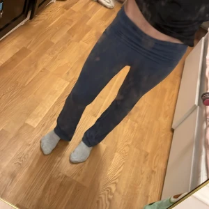 Yoga pants blå💘 - Säljer ett par low waisted yoga pants från HM!💋Dom är i ca xxs, passar mig ganska  bra( lite korta) som är 151cm💘! Pris kan diskuteras och skriv för fler bilder!