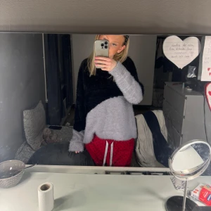 stickad tröja vila - säljer denna populära och slutsålda stickade tröjan från Vila, tyvärr är den missfärgad i tvätten men fortfarande superfin & även lite speciell! 🥰