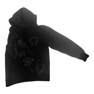 CHROME HEARTS hoodie - Säljer en svart hoodie från Chrome Hearts med coola tryck på ärmarna och bröstet. Perfekt för dig som vill ha en edgy och stilren look. Hoodien har en klassisk passform och är superbekväm. Använd men det syns inte. Säljer för den är för liten.