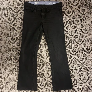 Gap bootcut jeans - Svarta något bootcut jeans från Gap i storlek 28/6a  Modell: Sexy boot   Mått finns på bilderna!  Hör gärna av dig vid frågor!