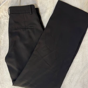Svarta kostymbyxor  - Svarta kostymbyxor från gina! Medelhög midja, använd fålal gånger!🤍✨