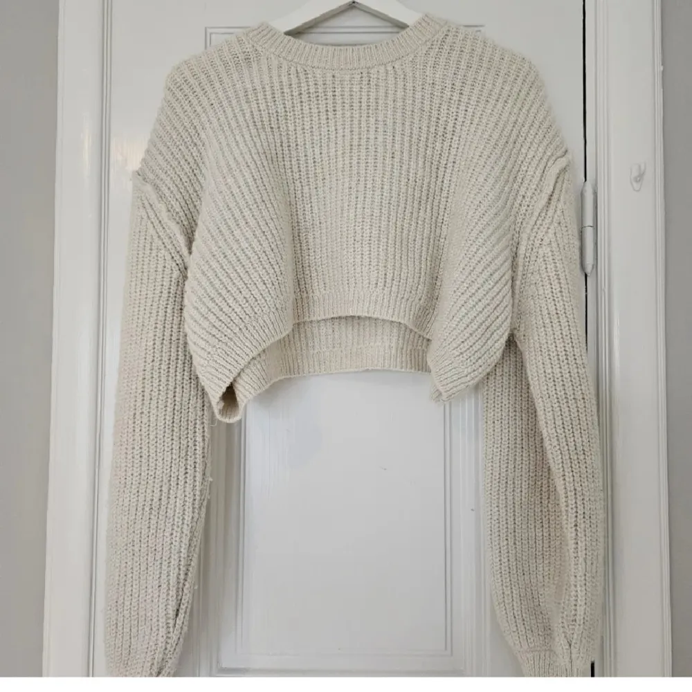 Stickad tröja från chiquelle i tjockt och mysigt material💓 Använd fåtal gånger, köpt för ca 450 kr. Neuleet.