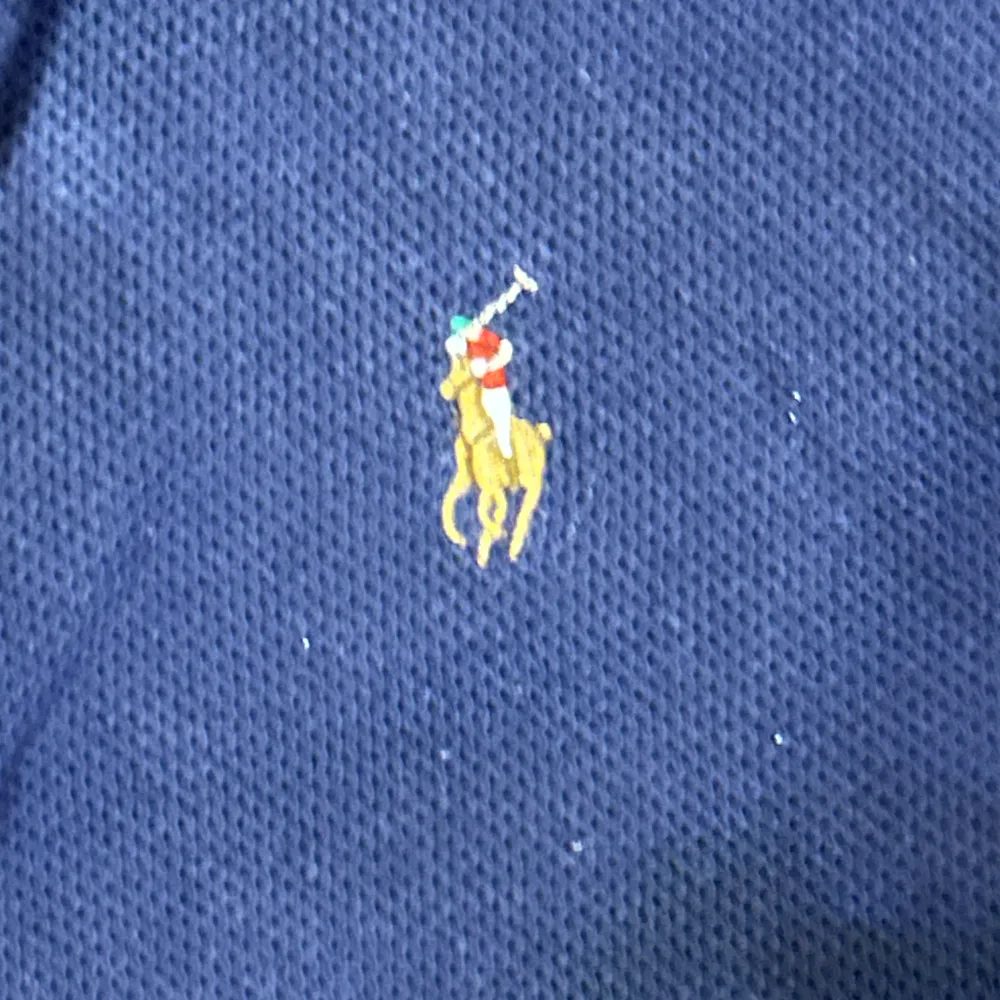 Mörkblå polo ralph lauren zip utan huva. Skönt material i fint skick, köpt på vinted.. Tröjor & Koftor.