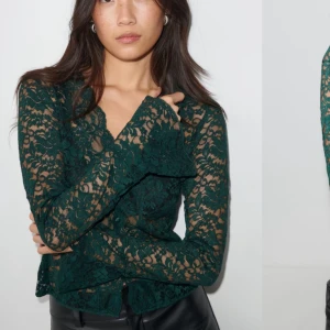 Grön spetsblus med knappar - Snygg grön spetsblus med knappar framtill och långa ärmar. Perfekt för en elegant look med sina fina spetsdetaljer och figurnära passform.