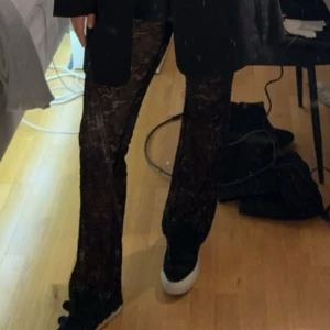 Svarta spetsbyxor - Snygga svarta byxor med spetsdetaljer. Perfekta för en trendig look med en touch av elegans. Säljer dessa trendiga Zara byxor då jag endast använt dem 1 gång 