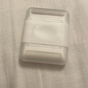 Vit luddroller - Praktisk vit luddroller med utbytbart huvud. Perfekt för att ta bort ludd och hår från kläder och möbler. Enkel att använda och smidig att förvara. Ett måste för att hålla dina kläder snygga och fräscha.