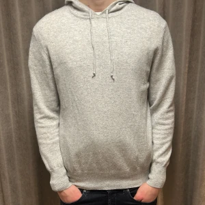 Soft Goat  - Säljer denna snygga soft goat hoodien i storlek M | ganska bra skick, soft goat lappen har lossat lite som man ser på bilden | modellen på bilden är 184 cm |