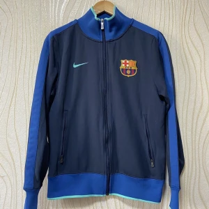 Äkta retro barcelona Nike fotbollströja från 2010/2011 - Äkta Barcelona Nike fotbollströja från 2010/2011! Otroligt snygg fotbollströja/träningsjacka som är sällsynt. Tröjan är i väldigt bra skick. Storlek M. Men sitter nästan som en S. 