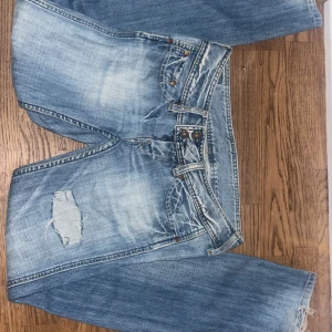 Blå jeans från Pepe Jeans - Snygga blå bootcut low waist jeans från Pepe Jeans. 