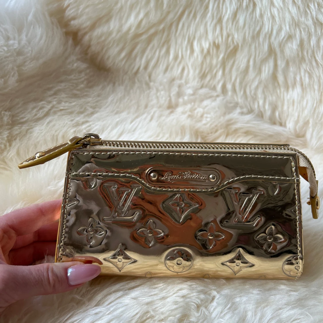 Guldig plånbok från Louis Vuitton