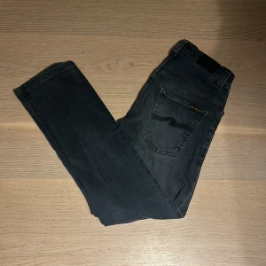 Nudie Jeans - Snygga jeans från Nudie Jeans. Perfekta för en stilren look. Skicket är perfekt. Passar bra till både vardag och mer uppklädda tillfällen.