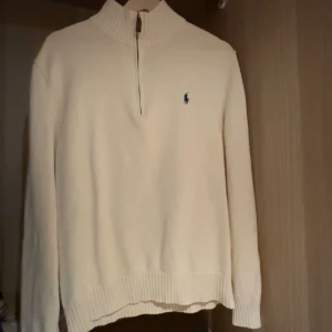Polo Ralph Lauren half zip - Säljer nu min vit/beiga Ralph Lauren zip tröja. Storlek M men sitter lika bra som en S. Riktigt snygg tröja i stickat material som passar till allting! Hör av er vid eventuella frågor eller funderingar! 😊🤝🏽🍾