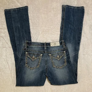 Miss me jeans - Snygga blå jeans från Miss Me med broderade detaljer på bakfickorna, storlek W26. Passar mig bra på längden som 165cm. 