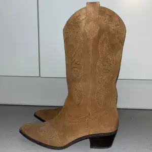 Cowboy boots från Stradivarius. Storlek 40. Endast använda några gånger. Nypris ca 1000.