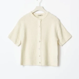 Beige ribbad kofta från Gina Tricot🩷 - Säljer en superfin beige kofta från Gina i stickat material. Den har korta ärmar och knappar framtill. Inga defekter och använd 2 eller 3 gånger.