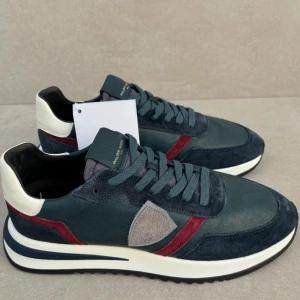 Philippe Model trainer - tt par riktigt snygga skor || perfekta nu till vintern || strlk 43 || skicket är 10/10 ( HELT NYA ) || vid köp medföljer box och tags || hör av er vid intresse!