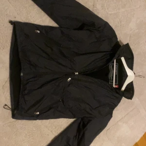 Ralph lauren jacka  - Snygg svart vindjacka från Polo ralph lauren! Den är som ny skick och till väldigt bra pris, skriv för mer frågor!