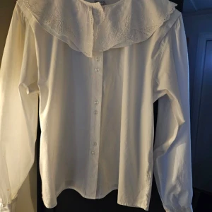 Vit blus - Säljer denna vita blus i ett bra skick!