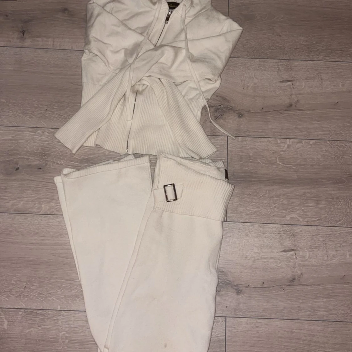Vit ribbad hoodie och byxa från Catania.