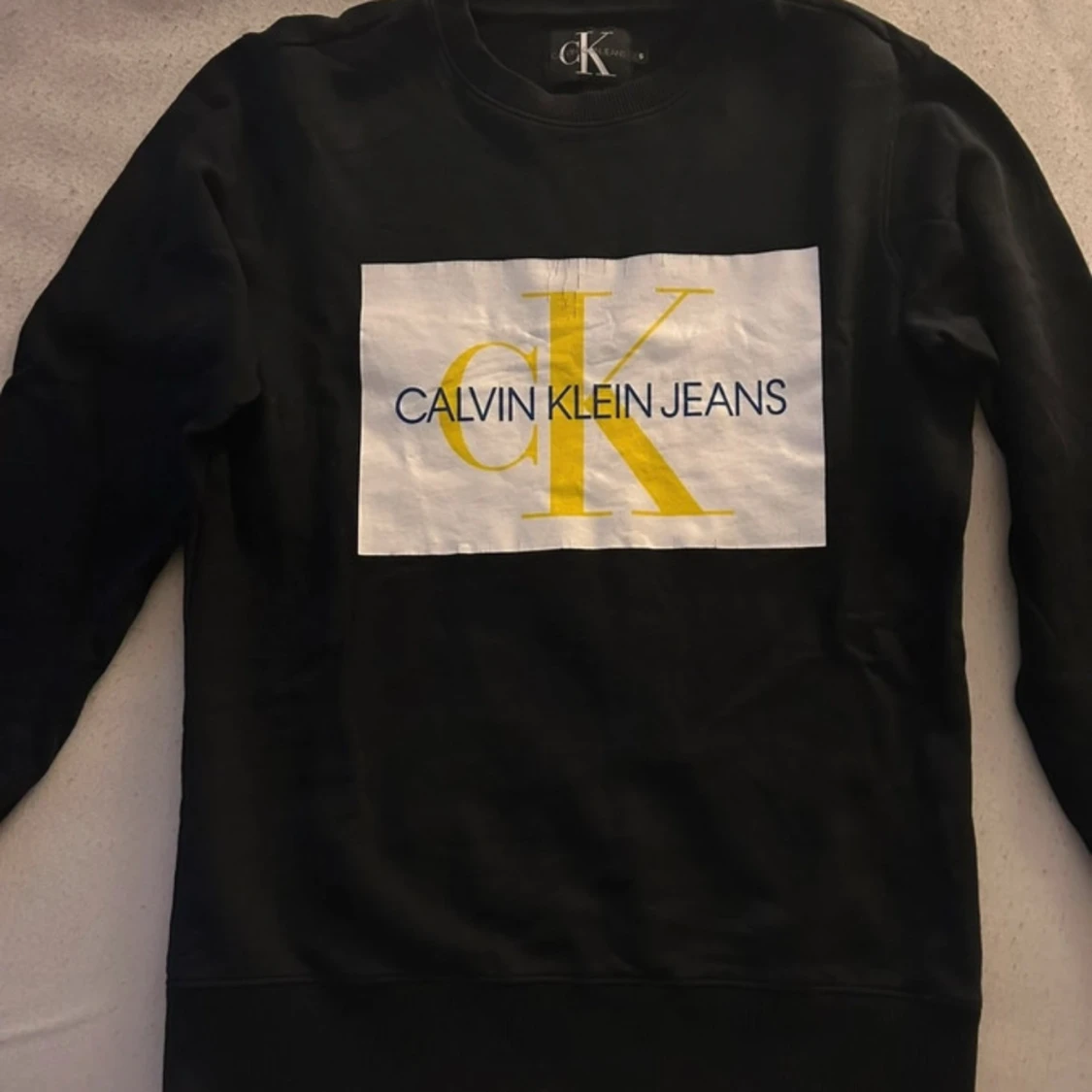 Svart tröja från Calvin Klein Jeans med tryck