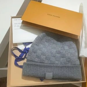 Grå mössa från Louis Vuitton - Säljer Louis vuittion Mössa För 2000kr Kommer i originalförpackning,Allt som kom med i packet kommer finnas kvar ,kvitto finns Jättebra skick ,priset kan diskuteras med seriösa kunder