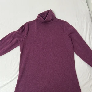 Lila polotröja från Esmara - Säljer en snygg lila polotröja från Esmara i storlek 38/40. Perfekt för höst och vinter med sin mjuka och bekväma passform. Tröjan har långa ärmar och en klassisk polokrage. Passar både till vardags och lite finare tillfällen. 🧣💜