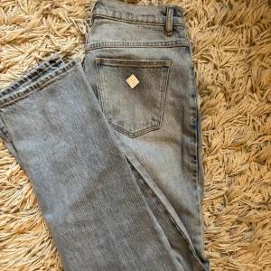 Abrand Jeans A '94 Mid Straight - Säljer ett par snygga Abrand Jeans i modellen A '94 Mid Straight. De är i en ljusblå tvätt och har en straight passform. Använd 1 gång så de är i väldigt bra skick🫶🏻