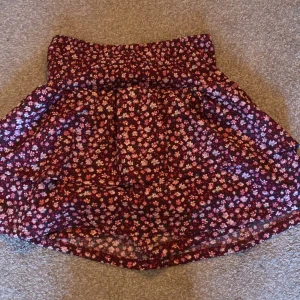 Blommig kjol från Zara - Superfin blommig kjol från Zara i storlek 13-14 år. Den har även shorts inuti💕
