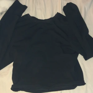 Svart långärmad tröja - Säljer en enkel och stilren svart långärmad tröja. Perfekt för kyligare dagar och lätt att matcha med olika outfits.