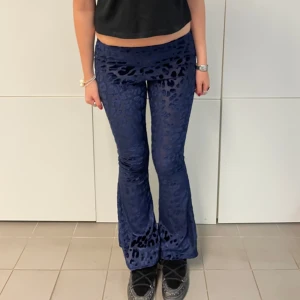 BLÅ LEOPARDBYXOR - Blåa leopardmönstrade byxor, lågmidjade och bootcut. Tjejen på bilden är 175 cm lång, kom dm för mått! 