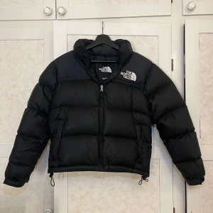 Svart pufferjacka från The North Face - Jacka från The North Face, använd någon månad. Är som i nytt skick!☺️ Nypris 3099kr.