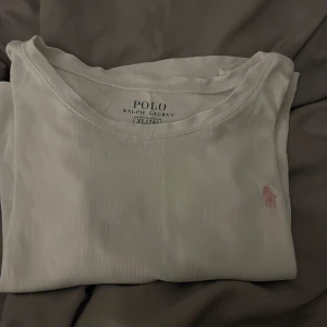 Vit polo ralph lauren t-shirt - Säljer denna då den är för liten finns tecken på användning bla ett litet hål som finns på bild men märks knappt samt en missfärgning som går bort i tvätten. Annars är det en alldeles utmärkt t-shirt. Denna är i storlek XL barn och nypris ca 600kr.