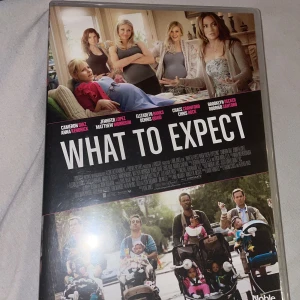 What to Expect - DVD med filmen 'What to Expect', en romantisk komedi baserad på Heidi Murkoffs bästsäljande bok. Filmen handlar om olika par som förbereder sig för föräldraskap. Med stjärnor som Cameron Diaz och Jennifer Lopez. Perfekt för en filmkväll med mycket skratt och känslor.