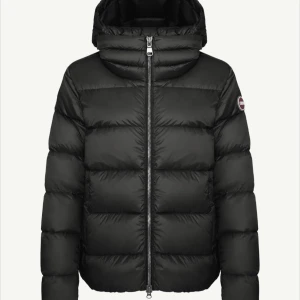 Svart dunjacka från colmar  - Säljer en snygg och varm svart dunjacka från Colmar. Den har använts i ungefär 2 veckor, har en annan jag vill ha istället🥰 byter gärna mot en fjällräven jacka i xs också💖💖💖 stl 38, passar s-m