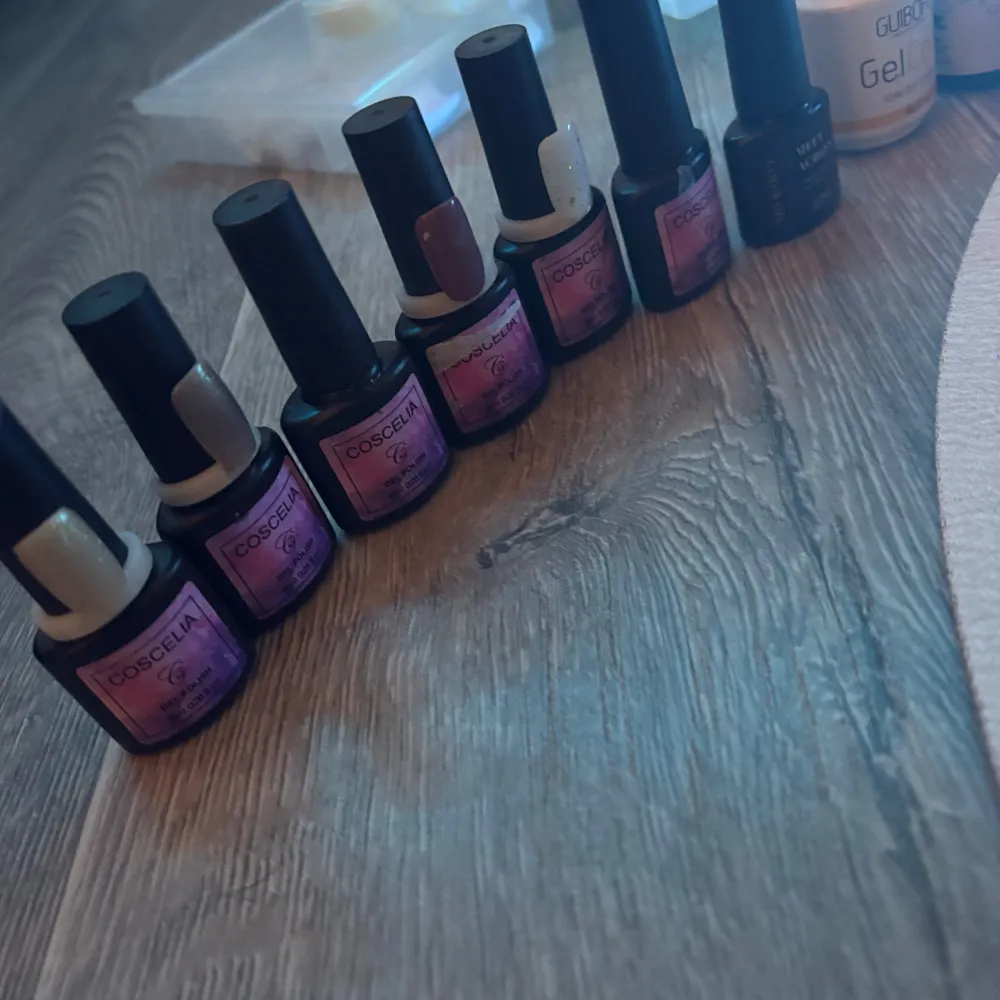 Säljer ett komplett nagelkit med flera gel-lack från märken som NG och Guibofu. Inkluderar en UV-lampa för härdning, nagelfilar, och olika nageldekorationer som klistermärken och glitter. Perfekt för att skapa snygga naglar hemma! 💅. Skönhet.