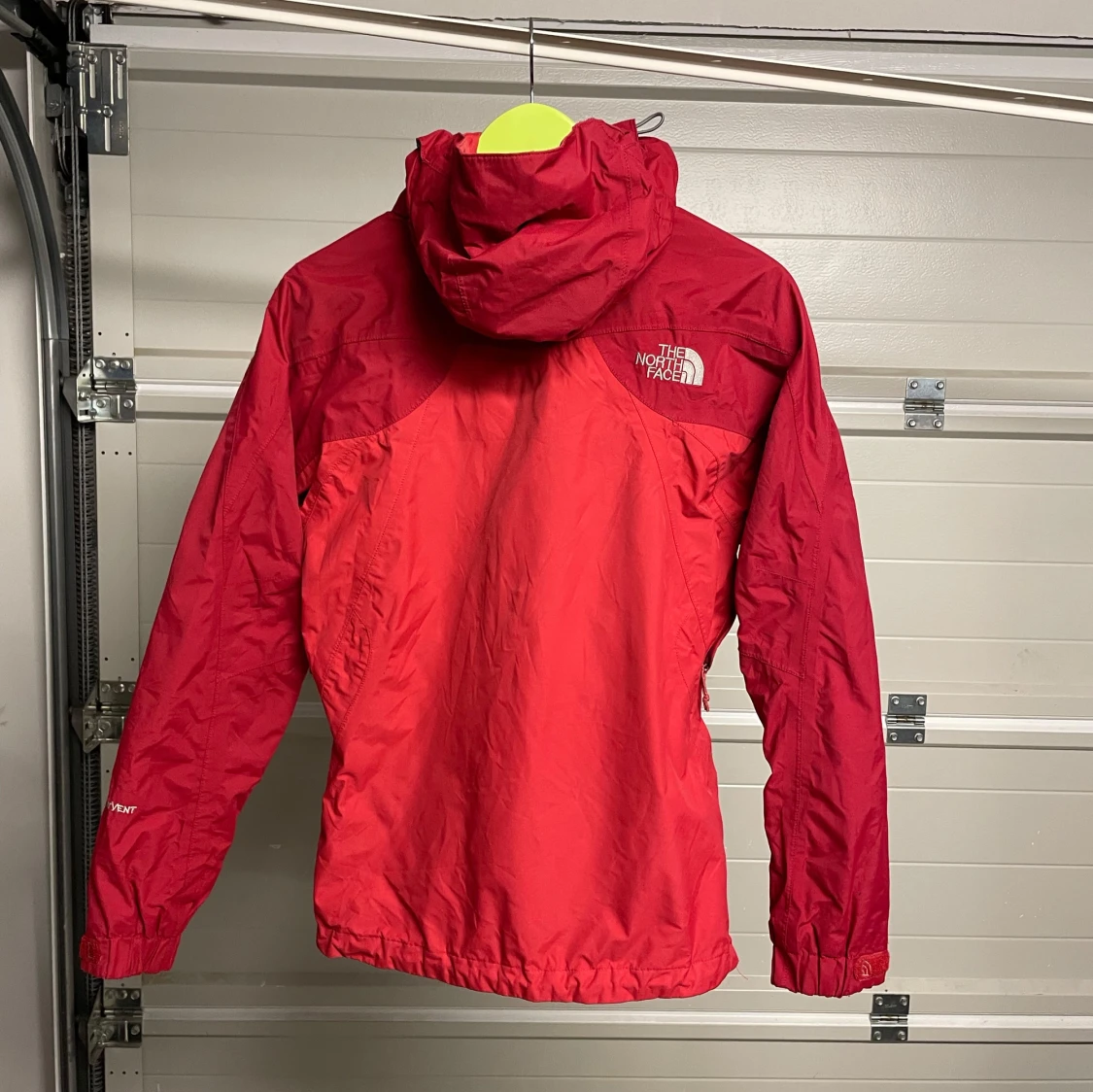 Röd vindjacka från The North Face - 90