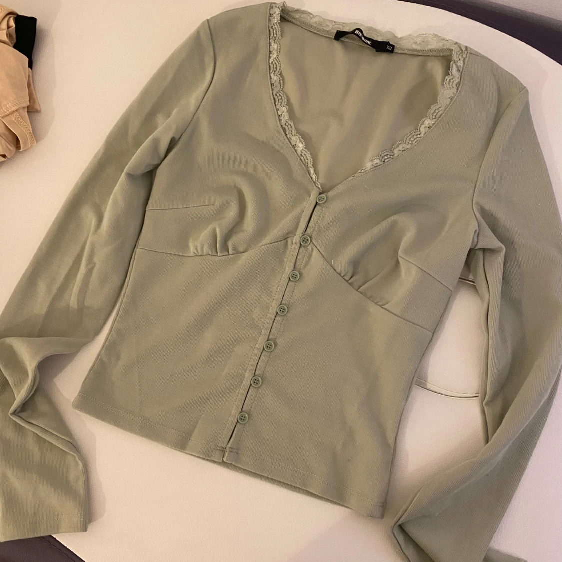 Grön långärmad topp med spetsdetaljer