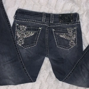 Miss me jeans - Mörk gråa jeans från miss me, storlek 27 men är jätte liten i storlek så skulle säga (xs) lagad hål på bild 5 som inte syns alls🩷