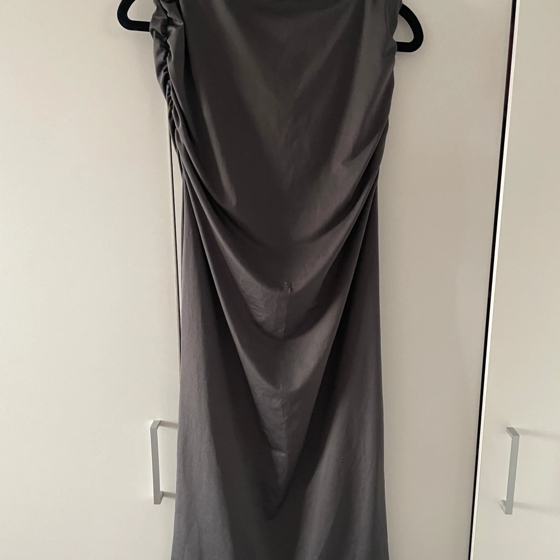 Mörkgrått set, topp och kjol - 90