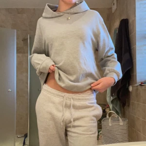 Grå hoodie från Zara - Säljer en supermysig grå hoodie från Zara i storlek S. Den är perfekt för chilliga dagar och har en skön passform med långa ärmar och en klassisk huva. Materialet är mjukt och bekvämt, vilket gör den idealisk för både hemma och ute. Perfekt för höst och vinter! 🩶