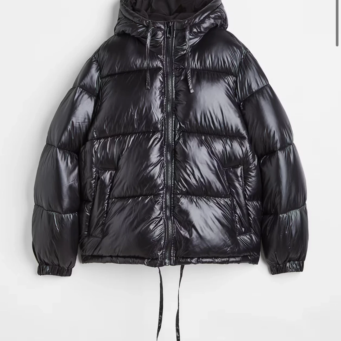Svart pufferjacka med huva