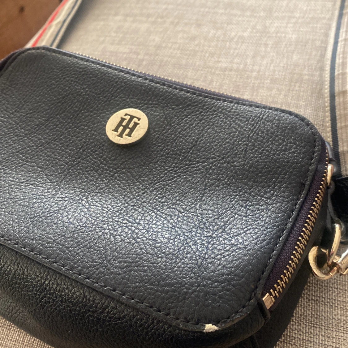 Mörk blå axelväska från Tommy Hilfiger